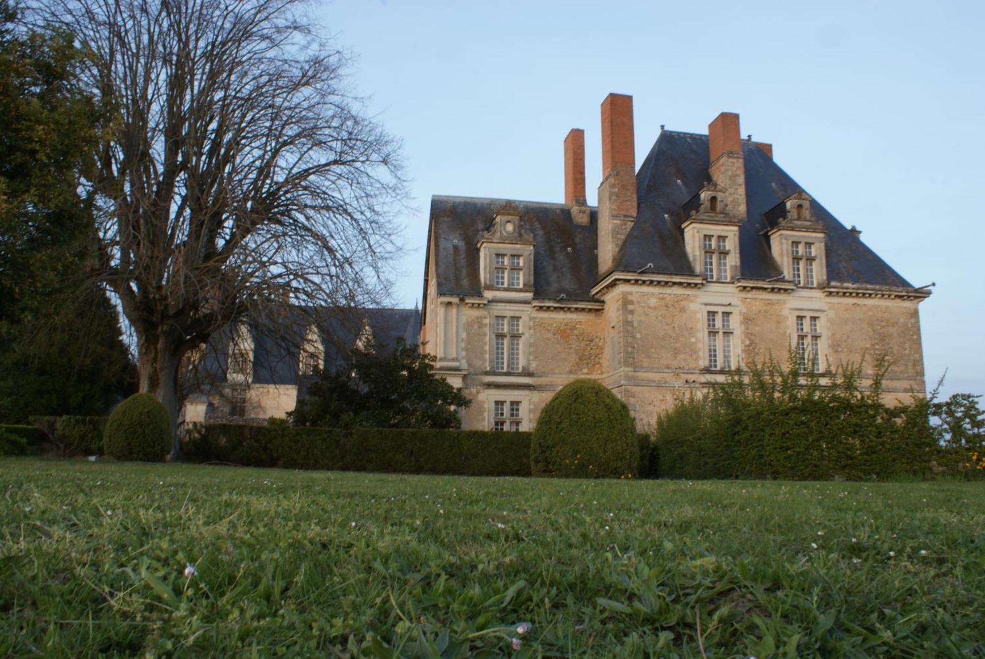 Chateau De Durtal Bed & Breakfast Exterior photo