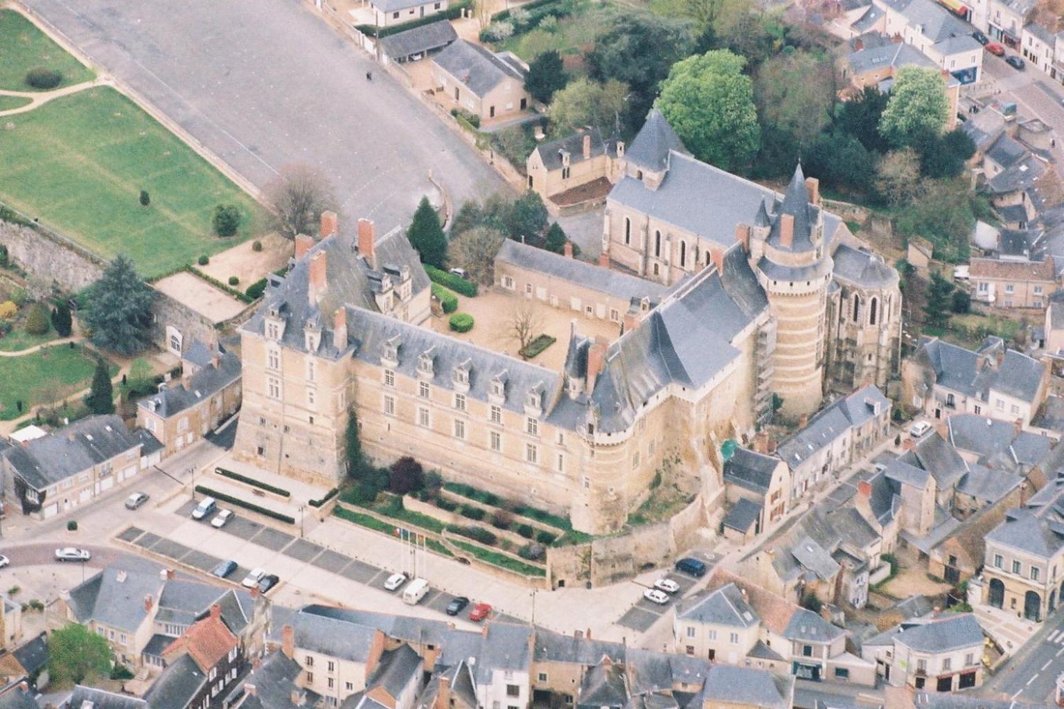 Chateau De Durtal Bed & Breakfast Exterior photo