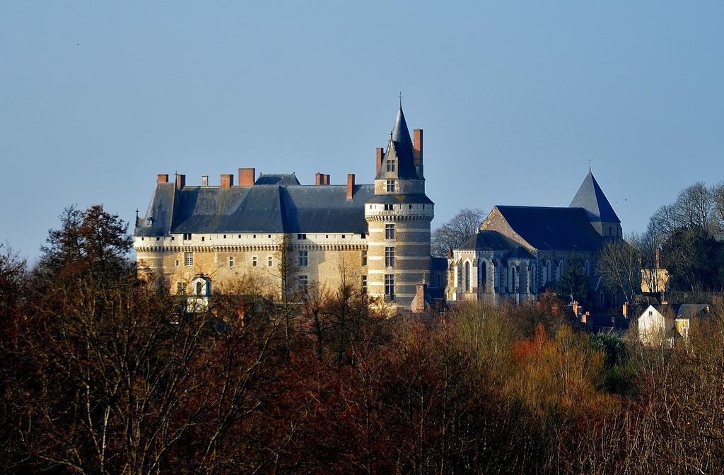 Chateau De Durtal Bed & Breakfast Exterior photo